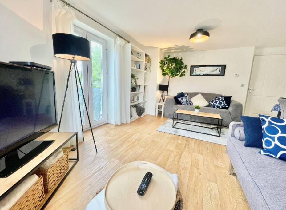 Lovely 2-bedroom Apartment. Free Parking. *